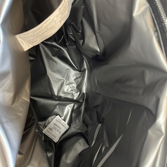 Delia’s Gold Black Polka Dot Metallic vinyl zip lunch tote travel handbag - Picture 8 of 8